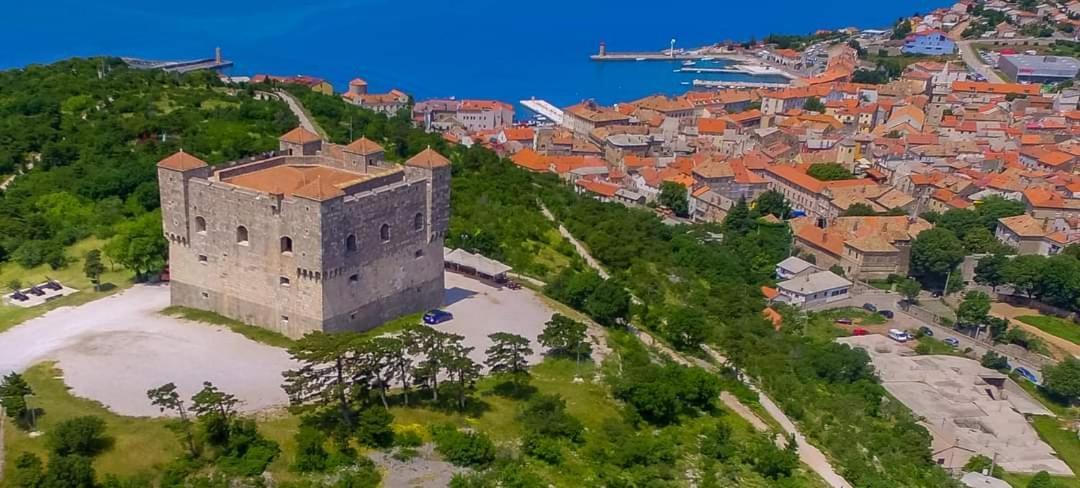 Apartman Pod Nehajem Apartment Senj  Bagian luar foto