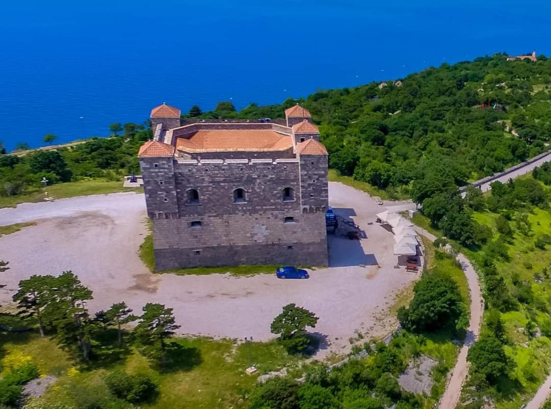 Apartman Pod Nehajem Apartment Senj  Bagian luar foto